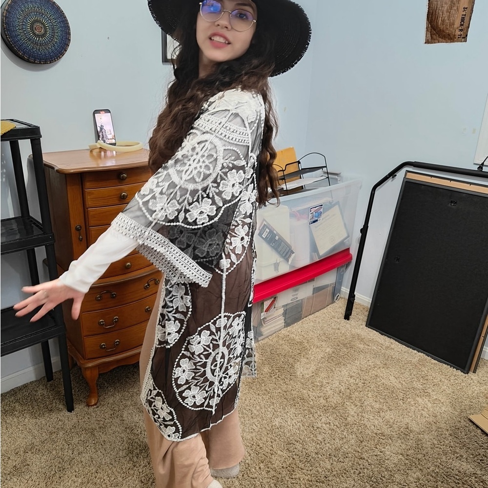 Black and White Lace Kimono. - Picture 2 of 4